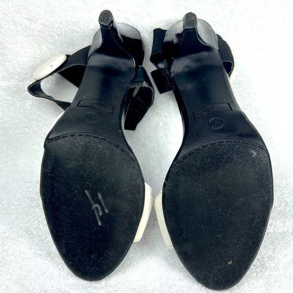 MADELINE STUART, black & white 3.5 inch heel. Elastic band with white button - Picture 5 of 8